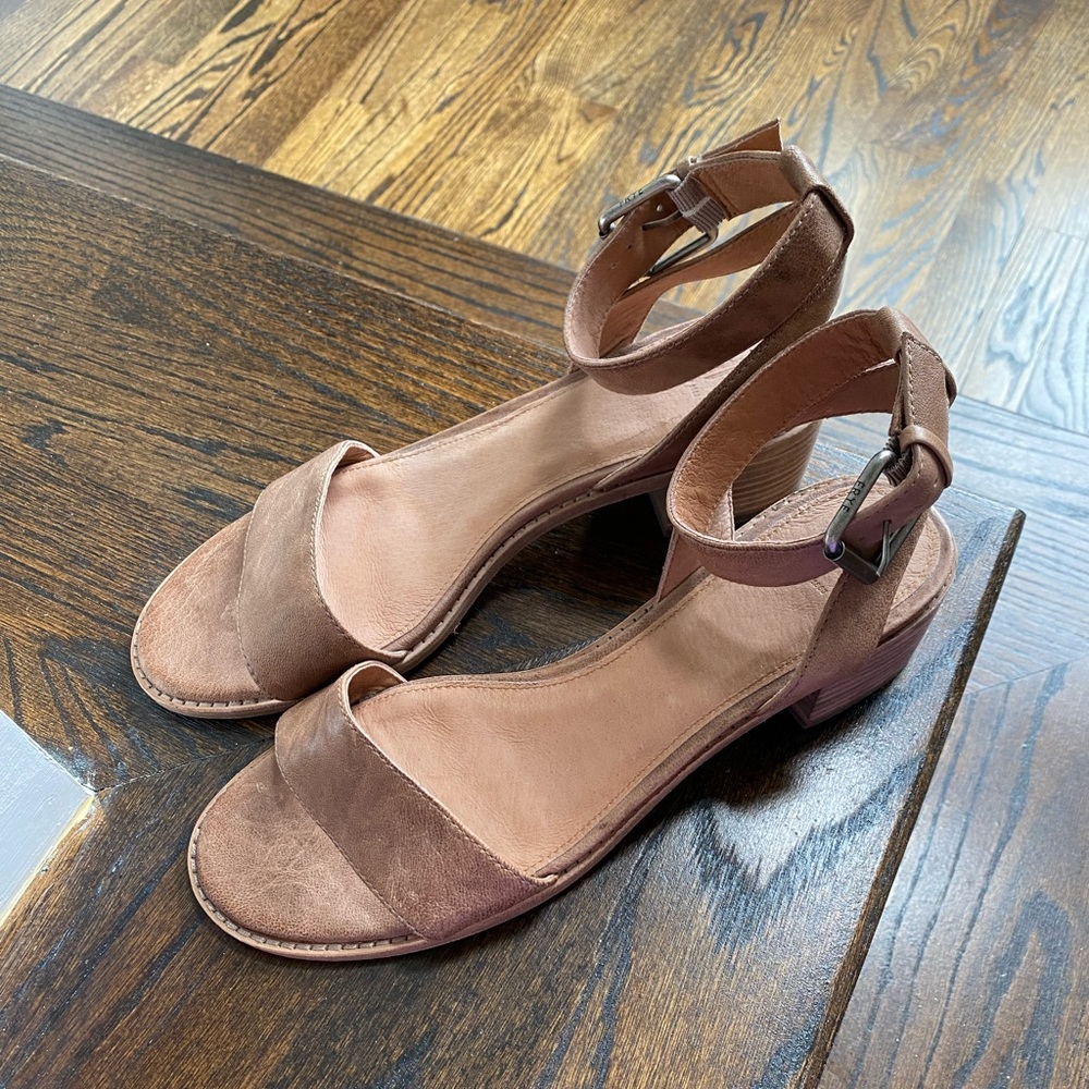 Frye Sandals tan
